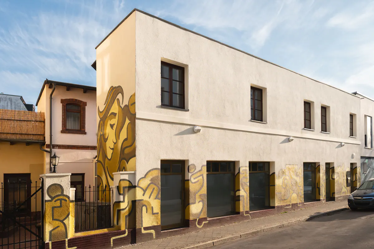 kenner Haus in Leipzig mit gelber Fassadenkunst